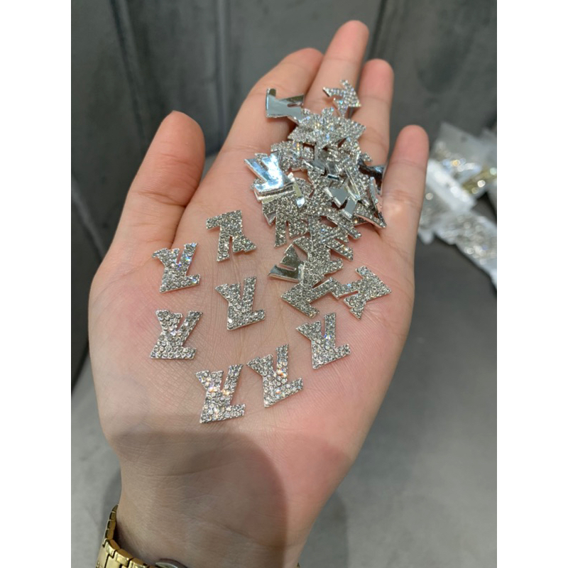 CHARM THƯƠNG HIỆU TO GẮN CHÂN MÃ 13