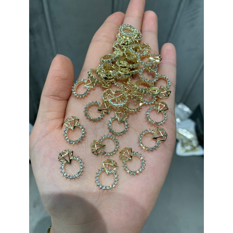 CHARM THƯƠNG HIỆU TO GẮN CHÂN MÃ 13