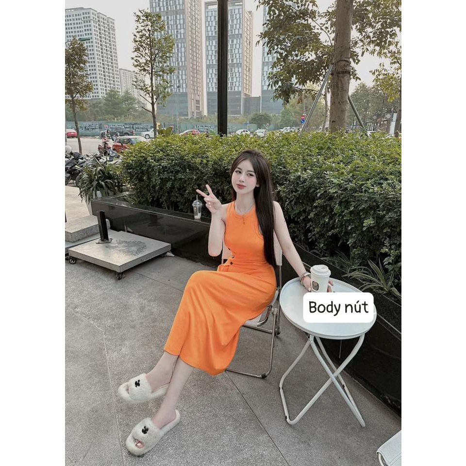Đầm ôm body sát nách dáng xòe đính nút dễ thương