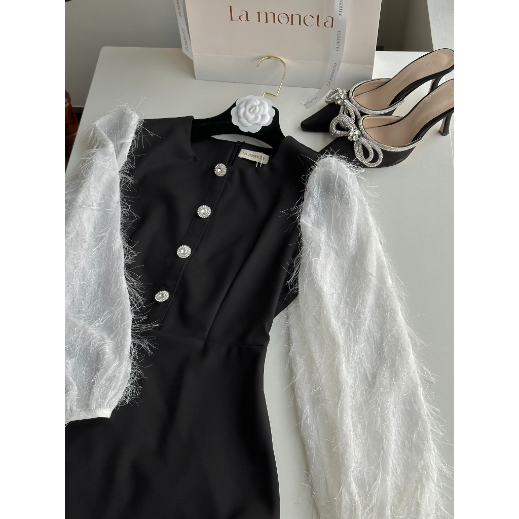 Váy đen chiết eo tay lông by La Moneta