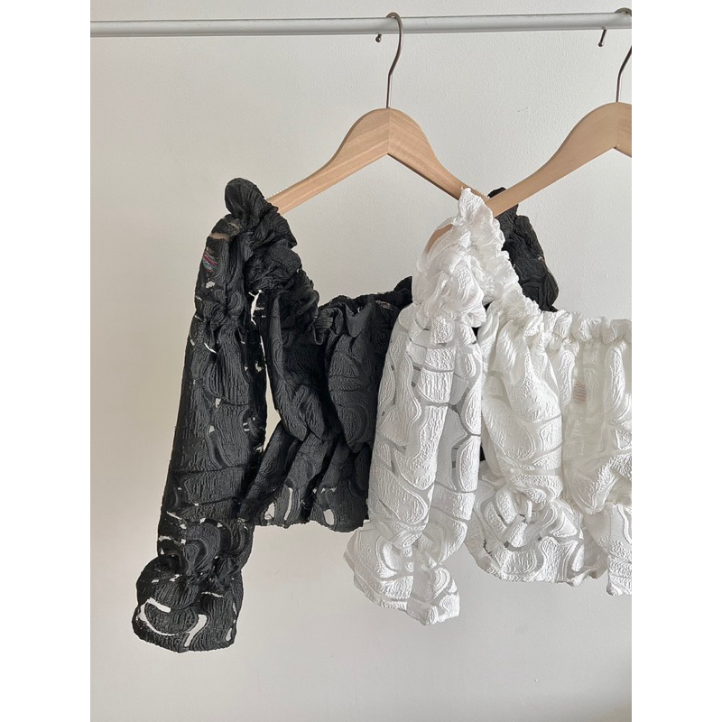 Áo trễ vai hoa nổi