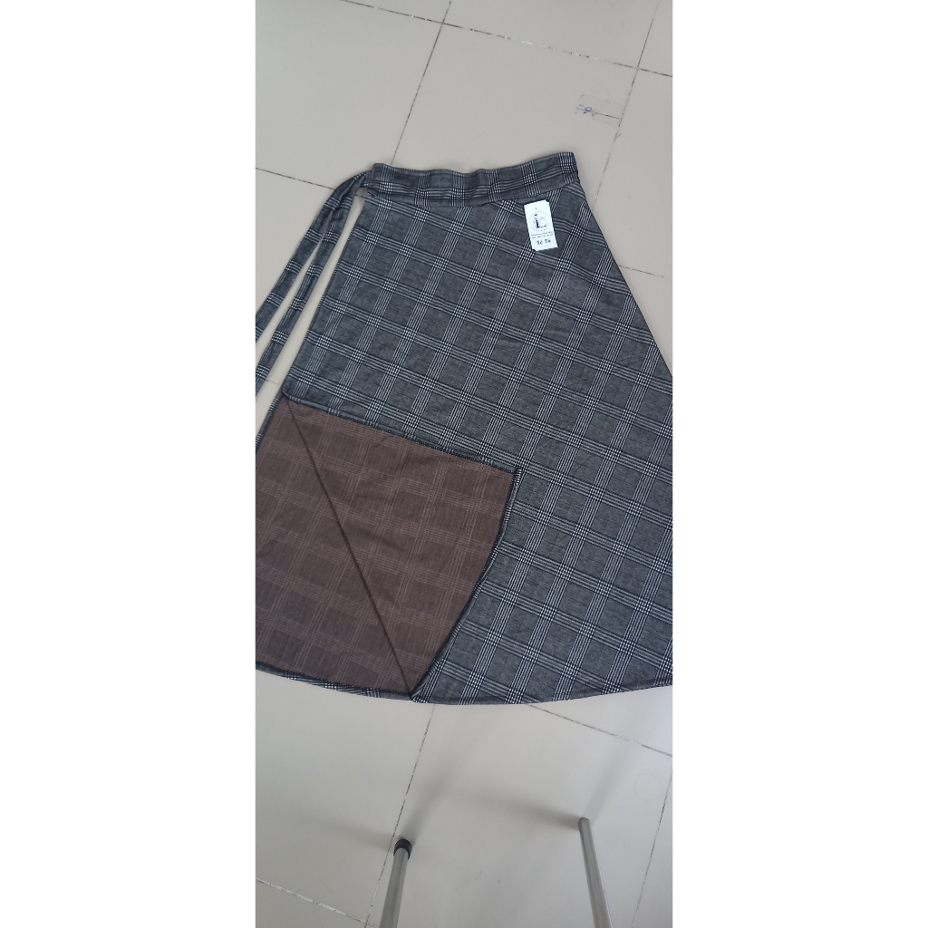 Váy Chống Nắng Kaki xẻ tà ngồi xe máy cao cấp dày dặn, dán nút chắc chắn, nút bấm chân