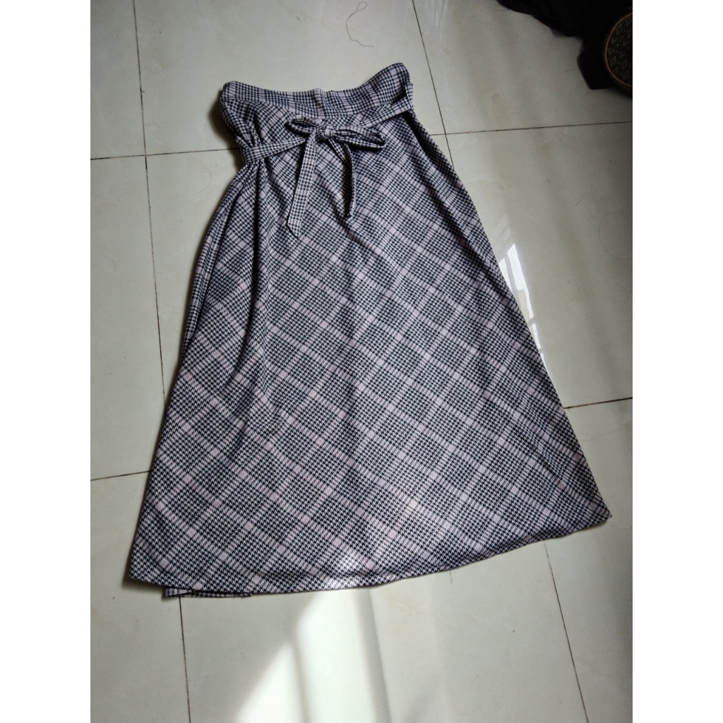 Váy Chống Nắng Kaki xẻ tà ngồi xe máy cao cấp dày dặn, dán nút chắc chắn, nút bấm chân