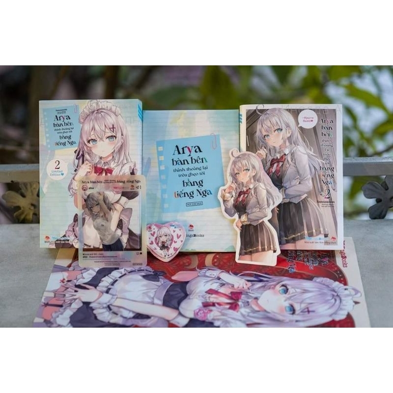 Arya bàn bên thỉnh thoảng lại trêu ghẹo tôi bằng tiếng Nga