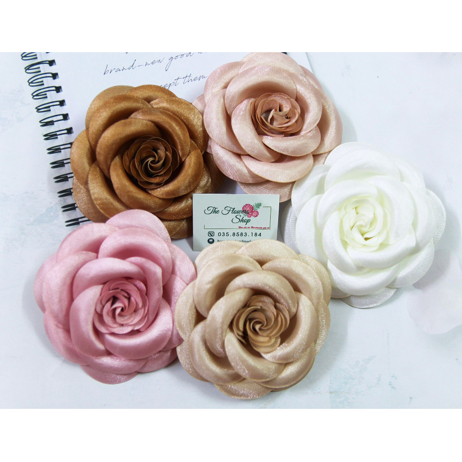 (Có hộp đựng từng hoa-ảnh thật 100%) Hoa cài áo mẫu hoa trà vải size lớn (9-10cm)