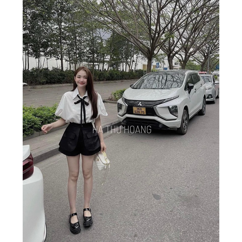 SET ÁO SƠ MI TRẮNG CỔ NƠ ĐEN QUẦN ĐÙI KAKI ĐEN