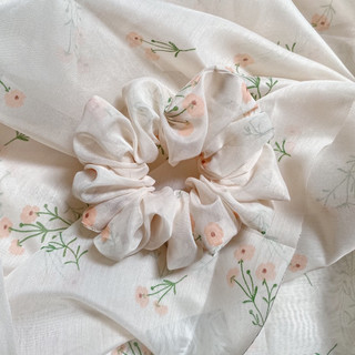 Dây buộc tóc Scrunchies vải voan hoa nền kem