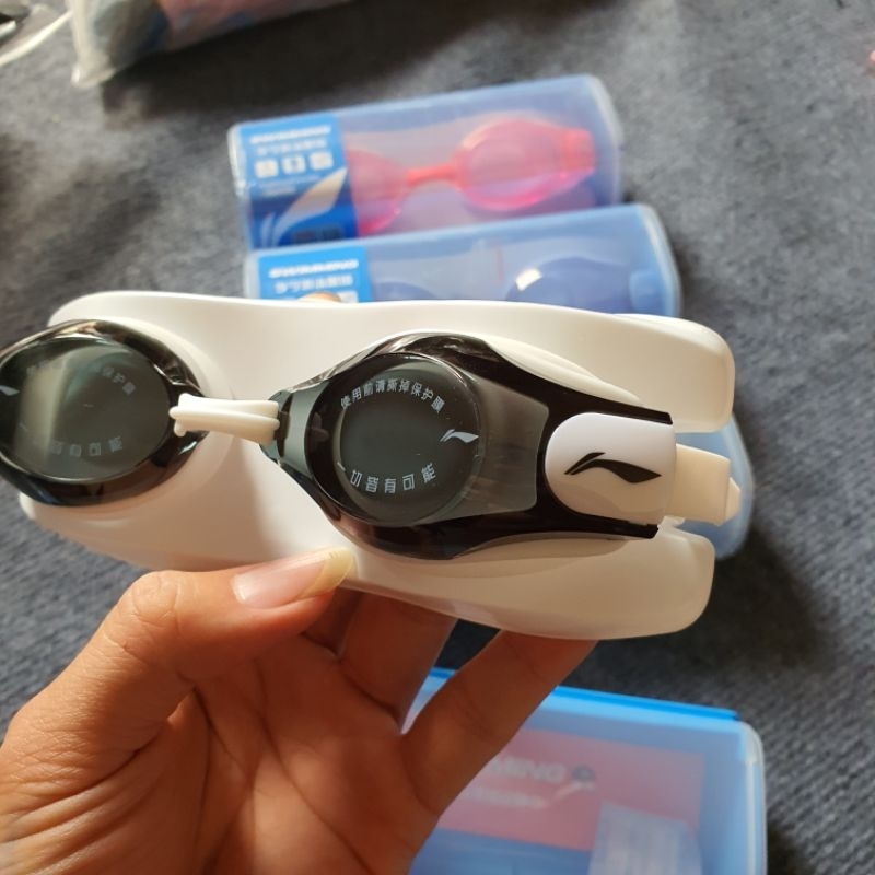 Kính bơi chính hãng Lining dây silicon điều chỉnh kích thước kèm bịt tai - kính bơi lining K5089