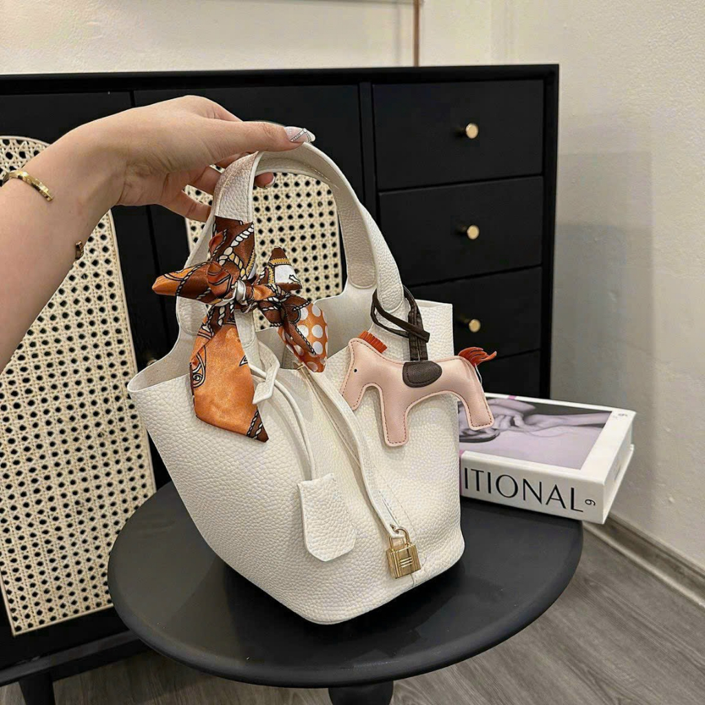 Túi đeo chéo xách 2in1 tay tăng kèm ô khóa móc gấu khăn lụa