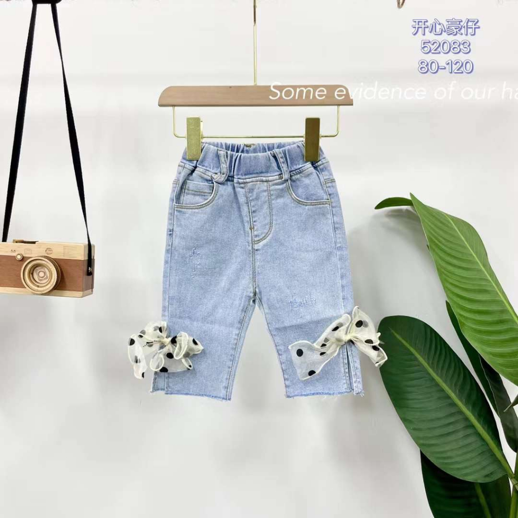 Quần jean nơ chấm bi xẻ gấu dáng ngố cực cute cho bé gái 1 - 5 tuổi.