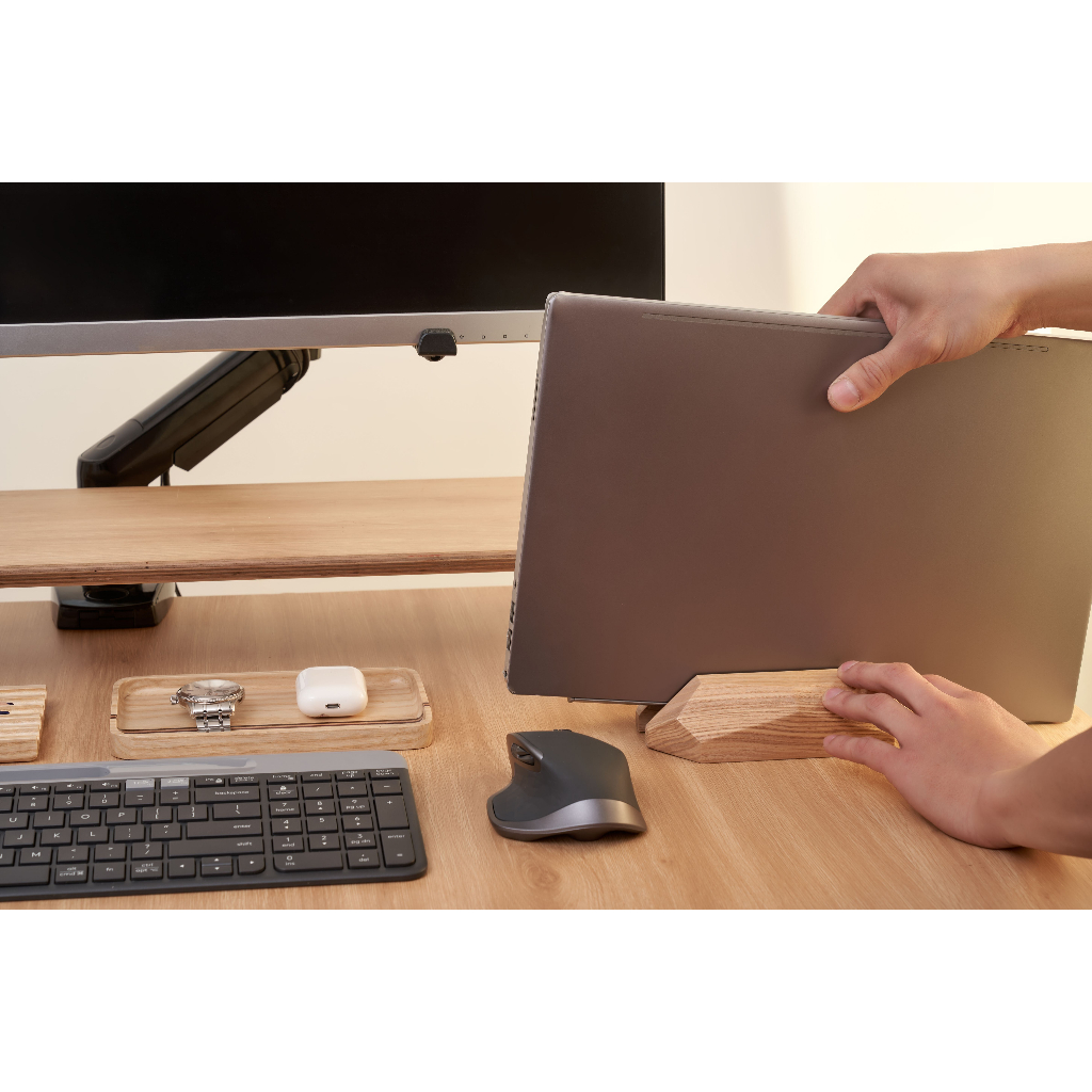 Khe cắm laptop thiết kế Hiện đại có đế tản nhiệt