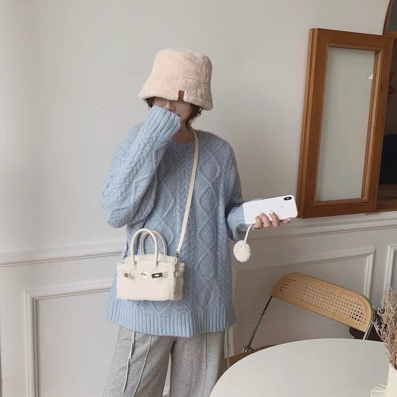 Túi xách đeo chéo lông cừu sang chảnh, túi trắng khoá kim loại, phong cách hàn quốc