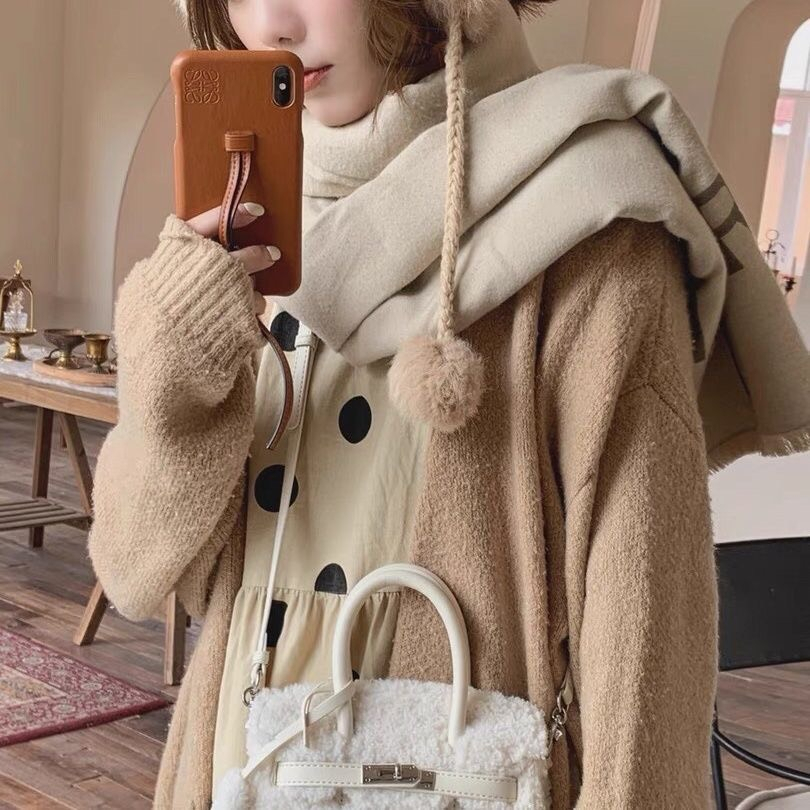 Túi xách đeo chéo lông cừu sang chảnh, túi trắng khoá kim loại, phong cách hàn quốc