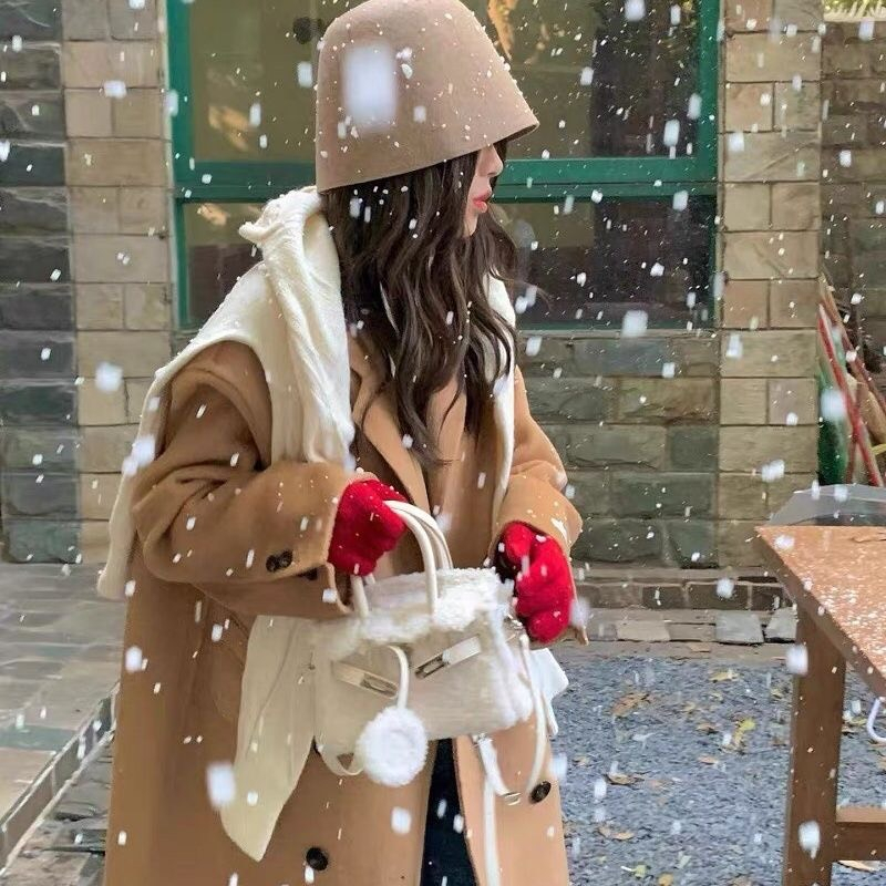 Túi xách đeo chéo lông cừu sang chảnh, túi trắng khoá kim loại, phong cách hàn quốc