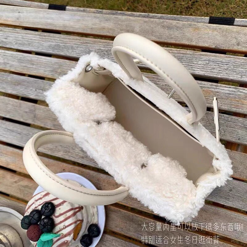 Túi xách đeo chéo lông cừu sang chảnh, túi trắng khoá kim loại, phong cách hàn quốc