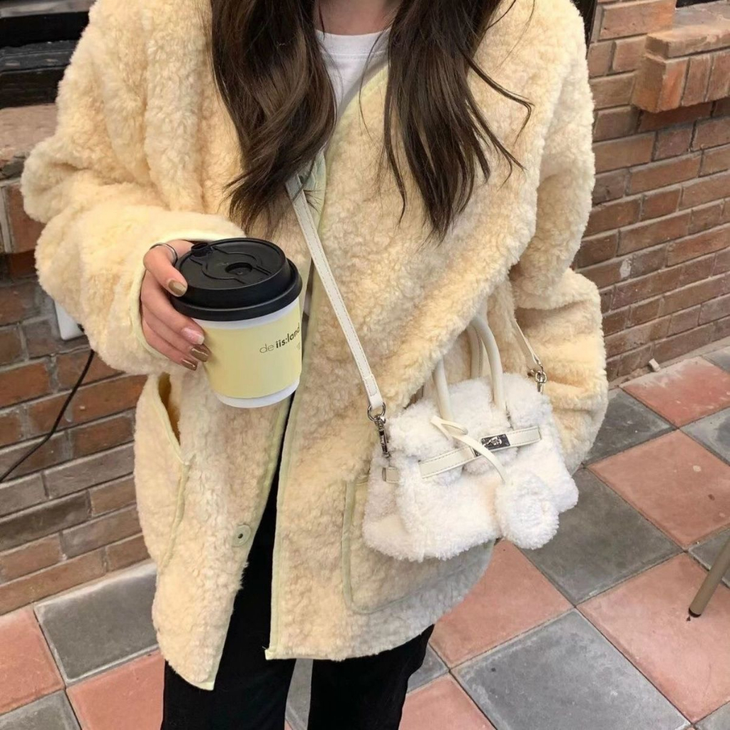 Túi xách đeo chéo lông cừu sang chảnh, túi trắng khoá kim loại, phong cách hàn quốc