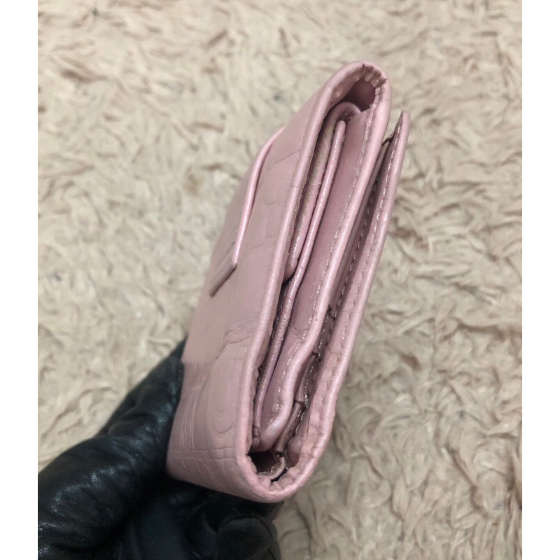 Ví chuẩn si. Ví qua sử dụng. Khách vui lòng xem hình nếu muốn biết thêm thông tin sản phẩm mời khách vô chat nhé. Thanks