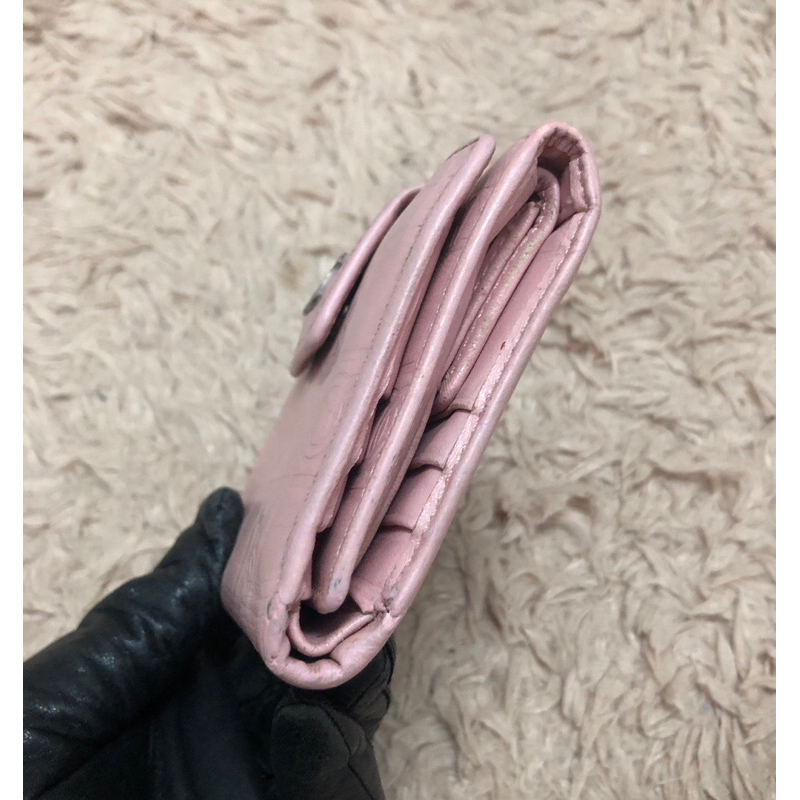 Ví chuẩn si. Ví qua sử dụng. Khách vui lòng xem hình nếu muốn biết thêm thông tin sản phẩm mời khách vô chat nhé. Thanks