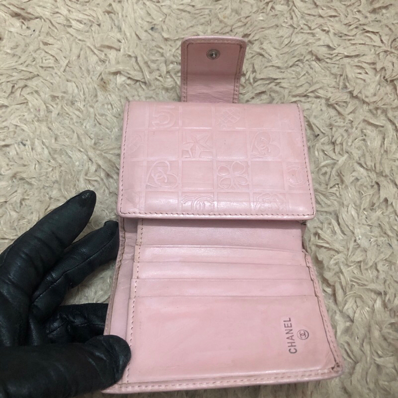 Ví chuẩn si. Ví qua sử dụng. Khách vui lòng xem hình nếu muốn biết thêm thông tin sản phẩm mời khách vô chat nhé. Thanks