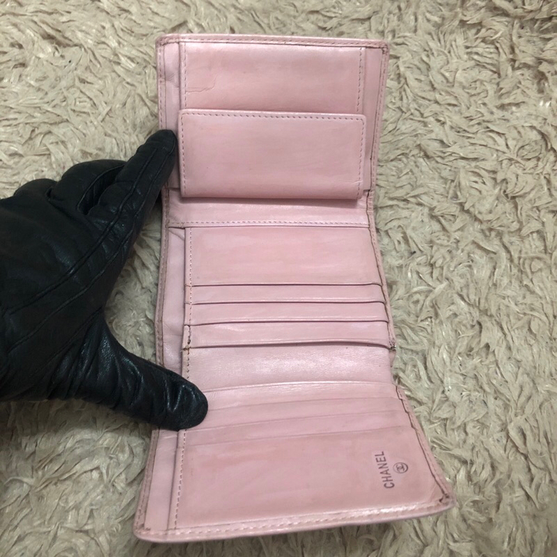 Ví chuẩn si. Ví qua sử dụng. Khách vui lòng xem hình nếu muốn biết thêm thông tin sản phẩm mời khách vô chat nhé. Thanks