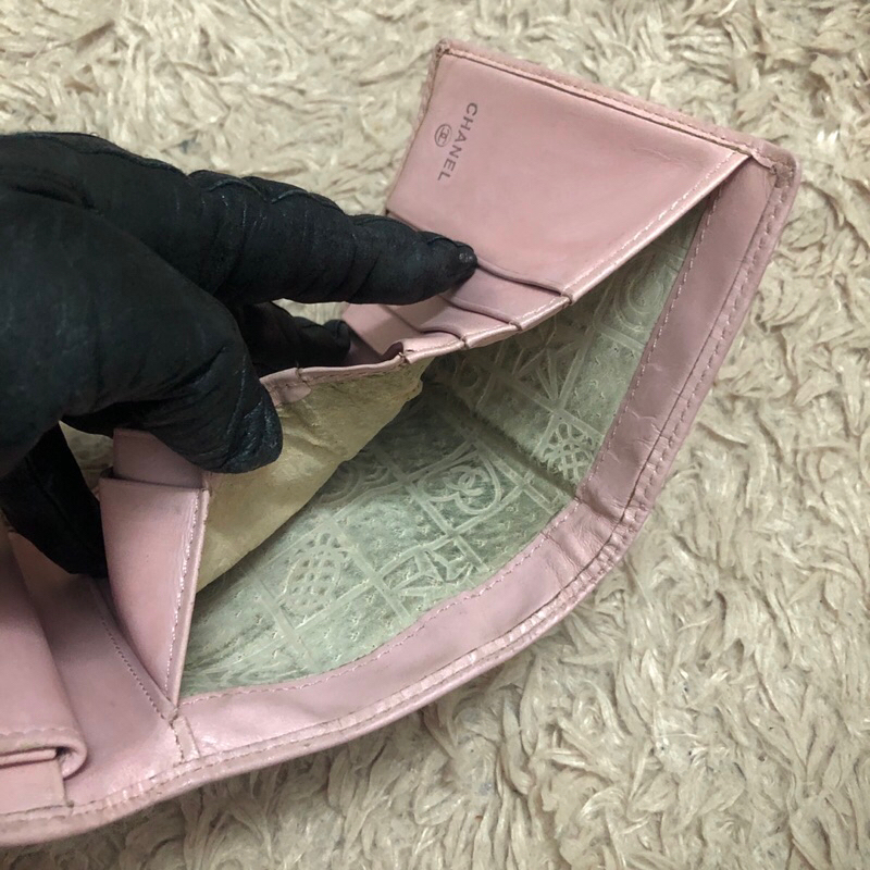 Ví chuẩn si. Ví qua sử dụng. Khách vui lòng xem hình nếu muốn biết thêm thông tin sản phẩm mời khách vô chat nhé. Thanks