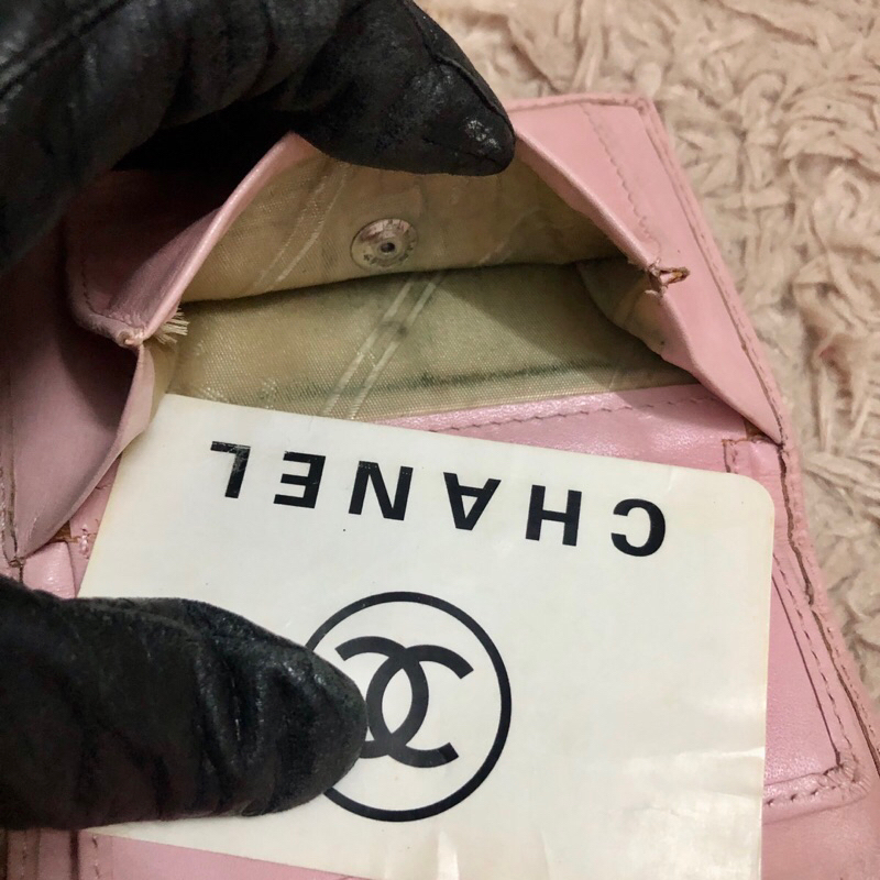 Ví chuẩn si. Ví qua sử dụng. Khách vui lòng xem hình nếu muốn biết thêm thông tin sản phẩm mời khách vô chat nhé. Thanks