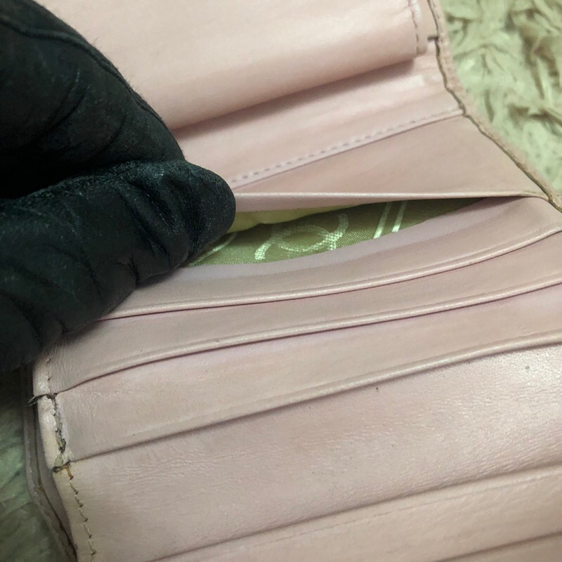 Ví chuẩn si. Ví qua sử dụng. Khách vui lòng xem hình nếu muốn biết thêm thông tin sản phẩm mời khách vô chat nhé. Thanks