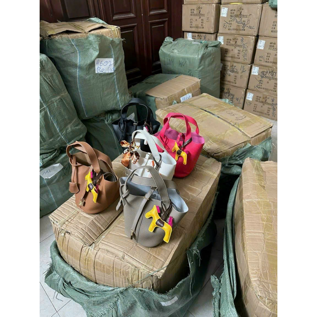 Túi đeo chéo xách 2in1 tay tăng kèm ô khóa móc gấu khăn lụa