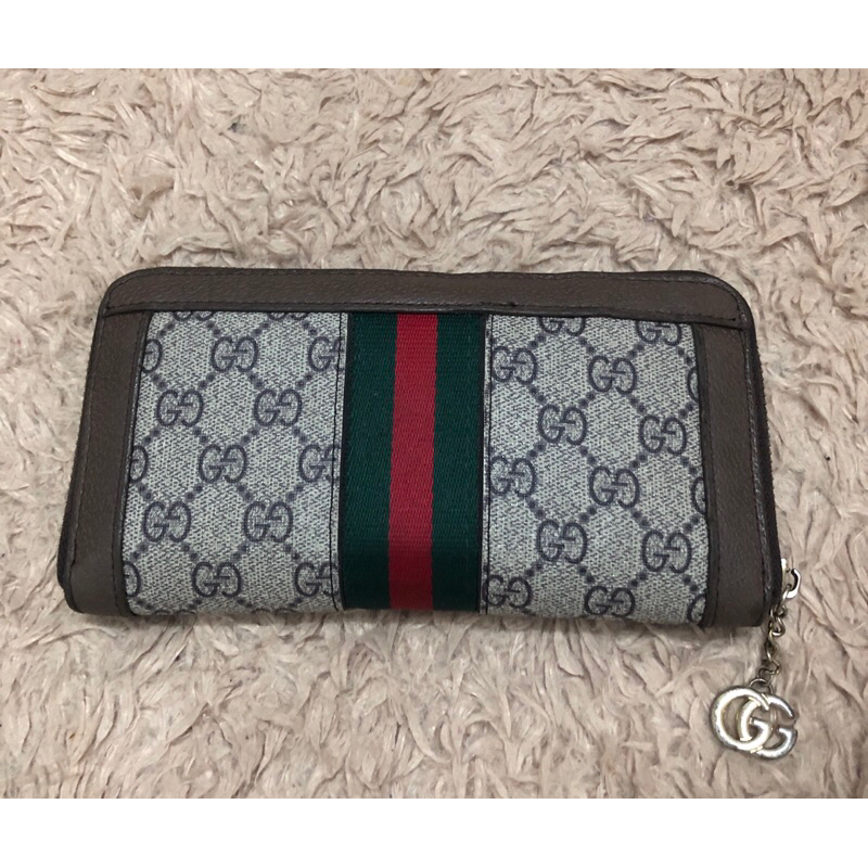 Ví chuẩn si . Ví qua sử dụng. Khách vui lòng xem hình nếu muốn biết thêm thông tin sản phẩm mời khách vô chat . Thanks .