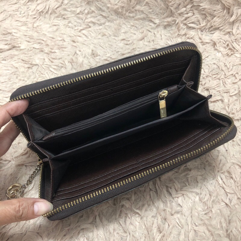 Ví chuẩn si . Ví qua sử dụng. Khách vui lòng xem hình nếu muốn biết thêm thông tin sản phẩm mời khách vô chat . Thanks .