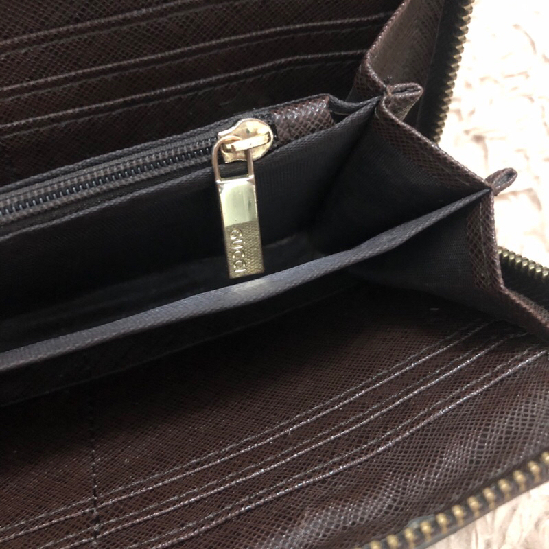 Ví chuẩn si . Ví qua sử dụng. Khách vui lòng xem hình nếu muốn biết thêm thông tin sản phẩm mời khách vô chat . Thanks .