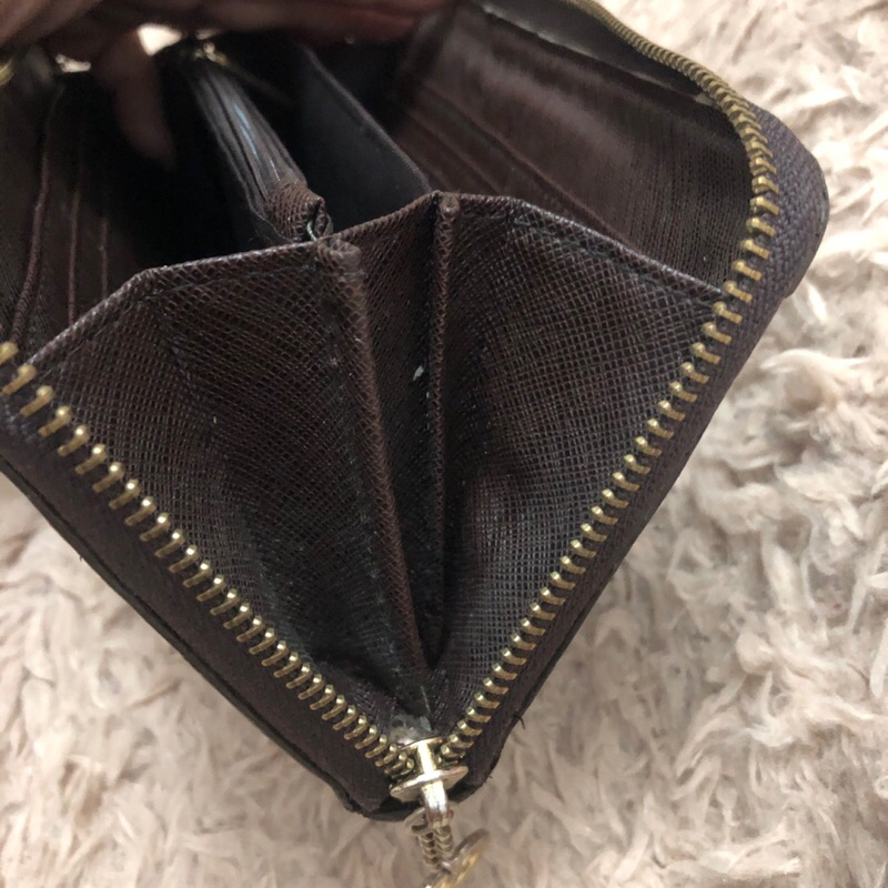 Ví chuẩn si . Ví qua sử dụng. Khách vui lòng xem hình nếu muốn biết thêm thông tin sản phẩm mời khách vô chat . Thanks .