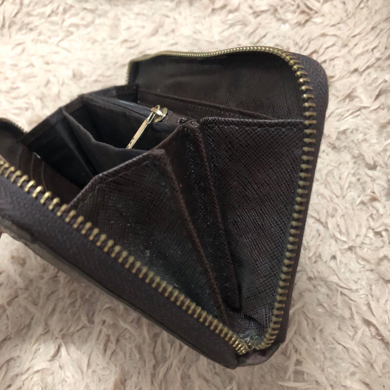 Ví chuẩn si . Ví qua sử dụng. Khách vui lòng xem hình nếu muốn biết thêm thông tin sản phẩm mời khách vô chat . Thanks .