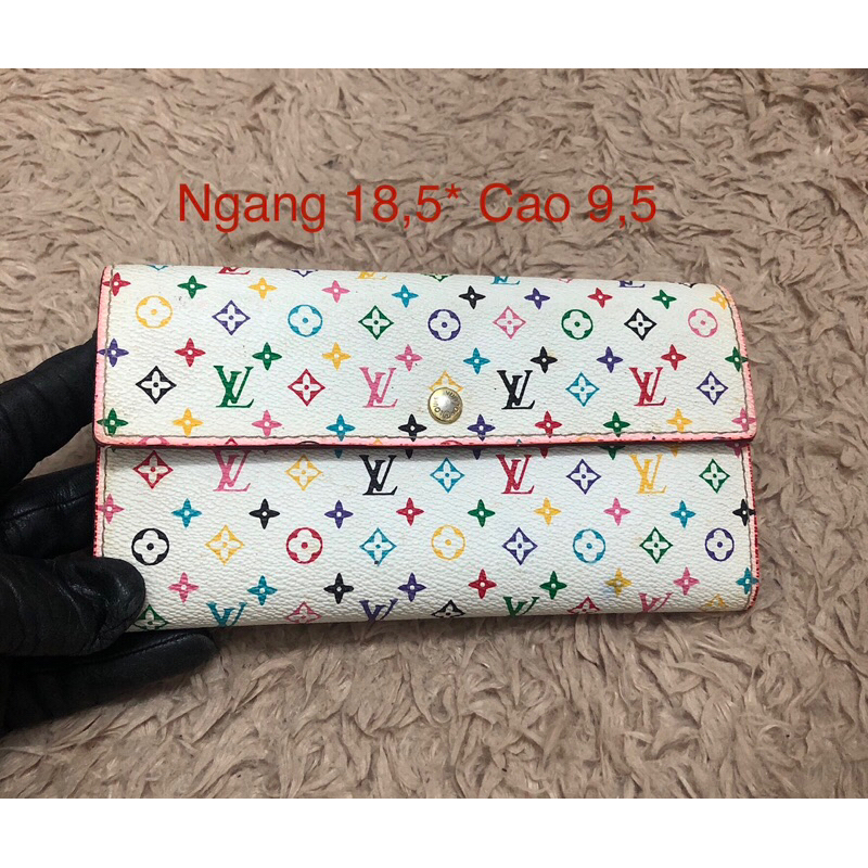 Ví chuẩn si . Ví qua sử dụng . Khách vui lòng xem hình nếu muốn biết thêm thông tin sản phẩm mời khách vô chat . Thanks.