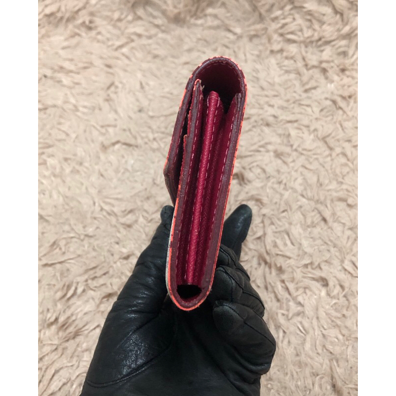 Ví chuẩn si . Ví qua sử dụng . Khách vui lòng xem hình nếu muốn biết thêm thông tin sản phẩm mời khách vô chat . Thanks.