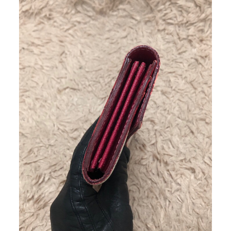 Ví chuẩn si . Ví qua sử dụng . Khách vui lòng xem hình nếu muốn biết thêm thông tin sản phẩm mời khách vô chat . Thanks.