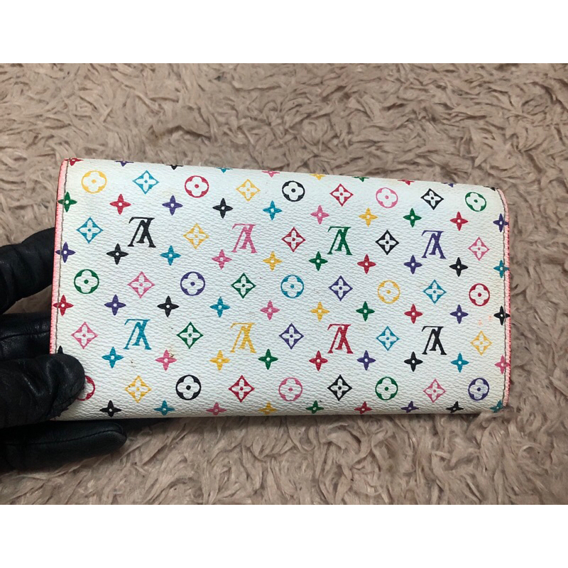 Ví chuẩn si . Ví qua sử dụng . Khách vui lòng xem hình nếu muốn biết thêm thông tin sản phẩm mời khách vô chat . Thanks.