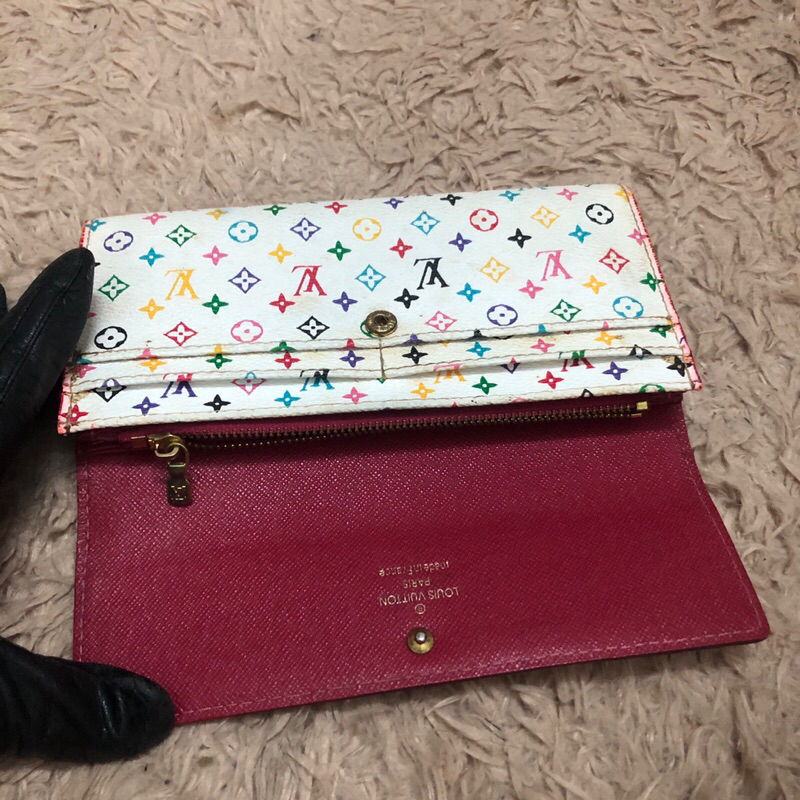 Ví chuẩn si . Ví qua sử dụng . Khách vui lòng xem hình nếu muốn biết thêm thông tin sản phẩm mời khách vô chat . Thanks.