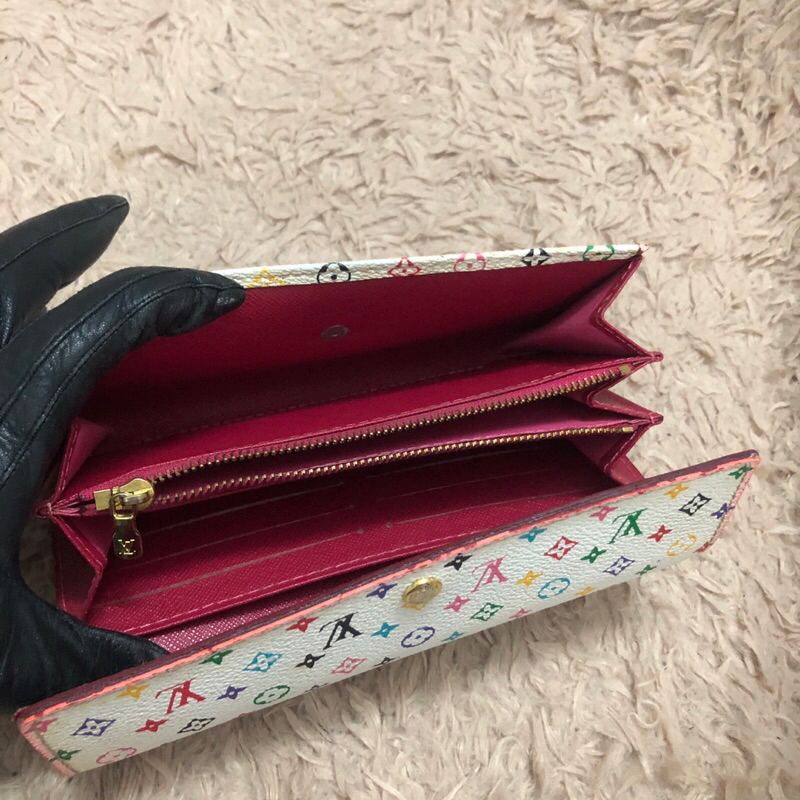 Ví chuẩn si . Ví qua sử dụng . Khách vui lòng xem hình nếu muốn biết thêm thông tin sản phẩm mời khách vô chat . Thanks.