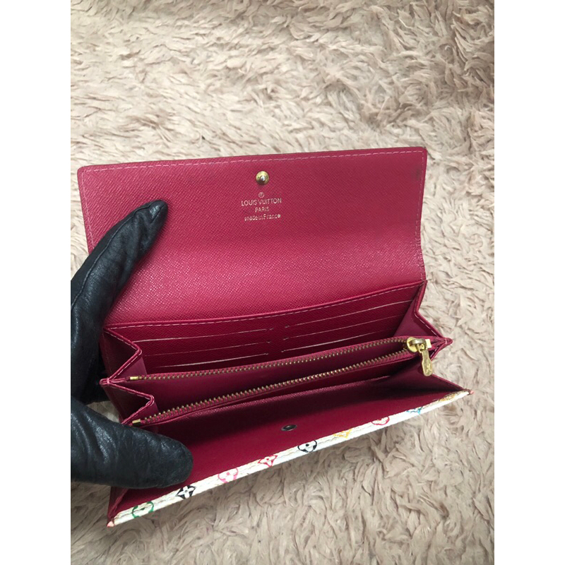 Ví chuẩn si . Ví qua sử dụng . Khách vui lòng xem hình nếu muốn biết thêm thông tin sản phẩm mời khách vô chat . Thanks.