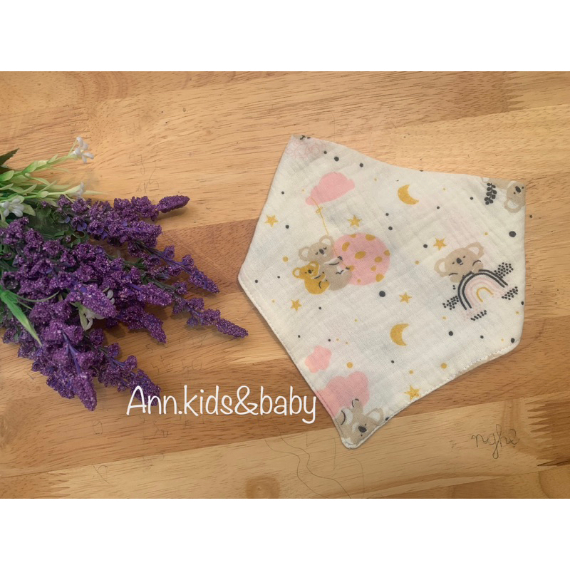 Yếm tam giác vải xô muslin loại 1 mềm mại thấm hút và an toàn cho bé .