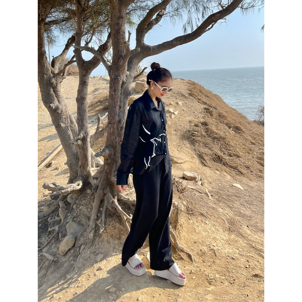 Evie Áo sơmi Đen _ Linen _ Thêu hoa đen lớn