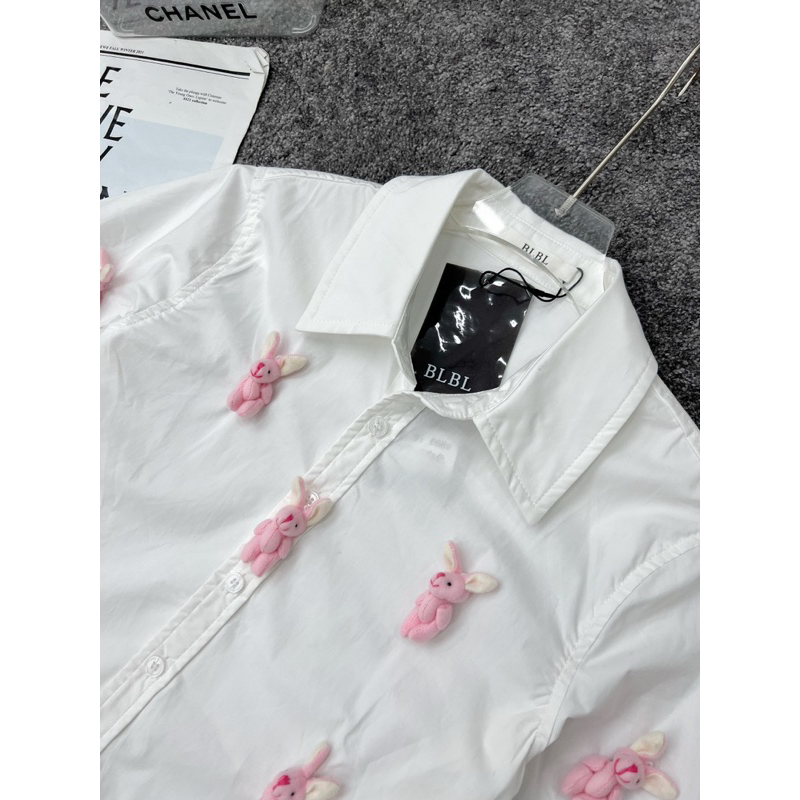 Áo sơ mi đính thỏ bông hồng