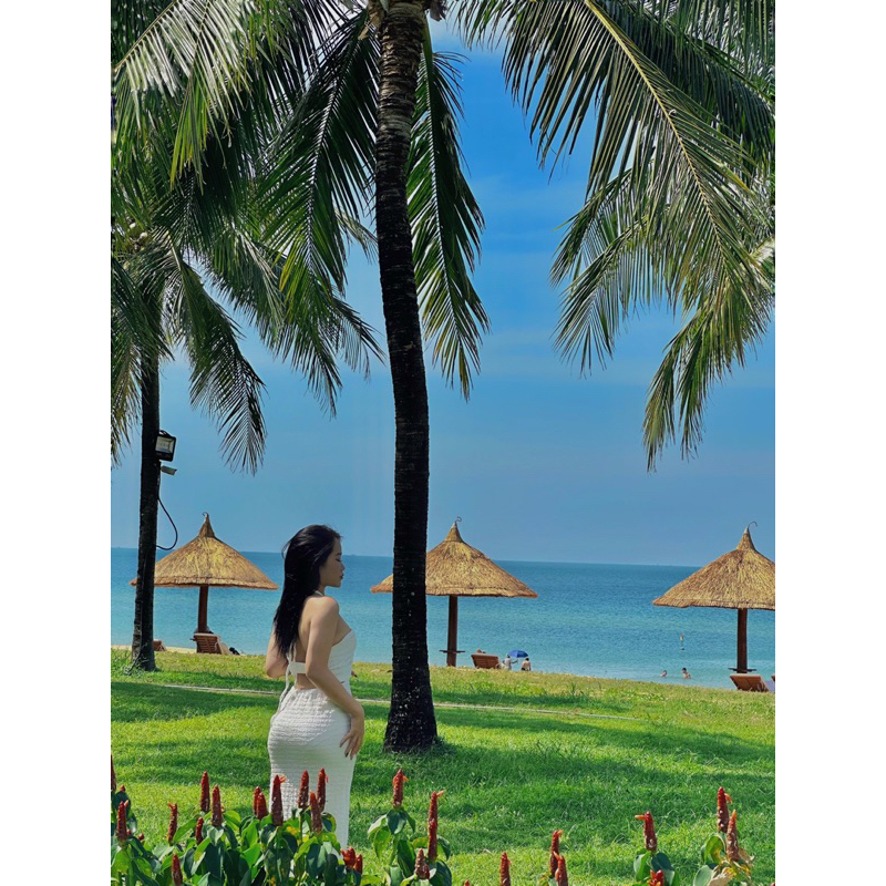 Váy yếm đi biển khoét eo lưng
