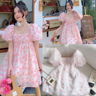 Đầm BBD hoa hồng voan xếp li ngang ngực lưng thun sau cổ vuông tay bồng ngắn kèm bông hoa cột freesize Pumi 14379