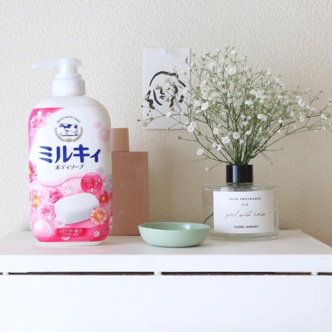 Sữa Tắm Dưỡng Trắng Mịn Da Hương Hoa Hồng Cow Milky Body Soap Floria Chiết Xuất Sữa Bò Tươi (Combo 550ML Và Set 24ML )