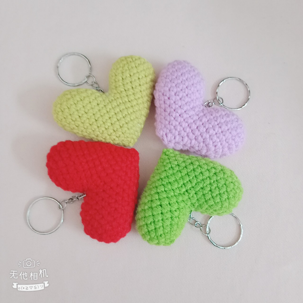 Móc khóa trái tim bằng len