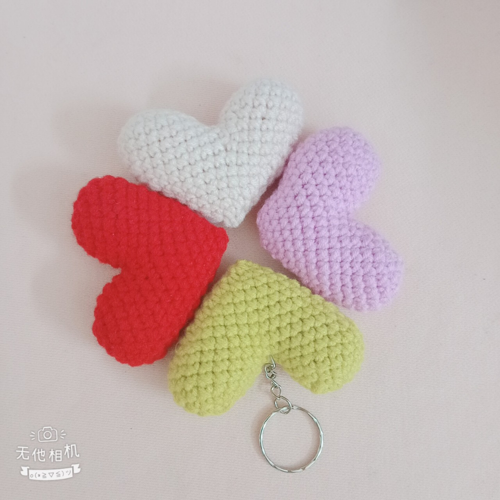 Móc khóa trái tim bằng len