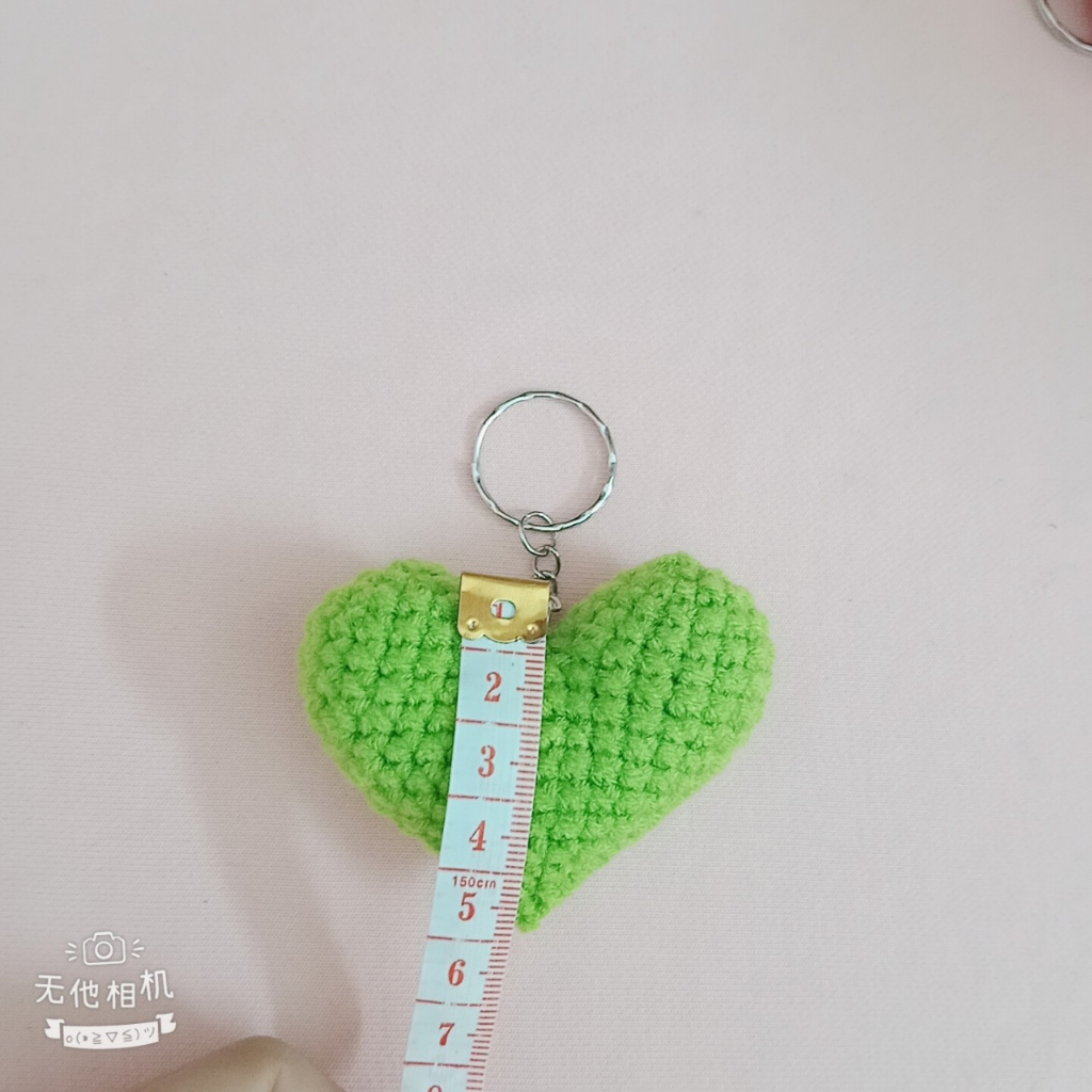 Móc khóa trái tim bằng len