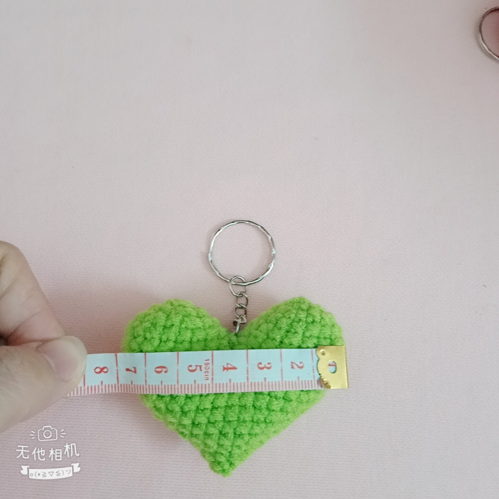 Móc khóa trái tim bằng len